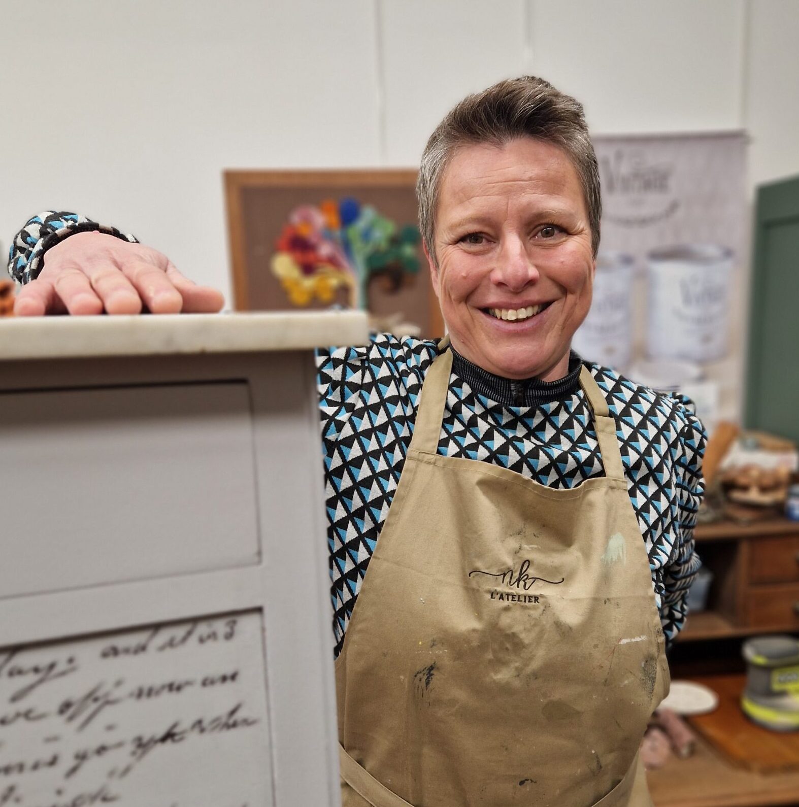 Avec son atelier NK, Nathalie Klocker transforme les meubles tout en préservant les émotions