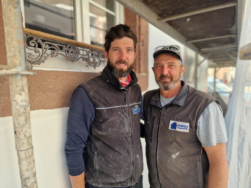 Pierre et Enzo Zamolo, héritiers d’un savoir-faire artisanal qui façonne les façades